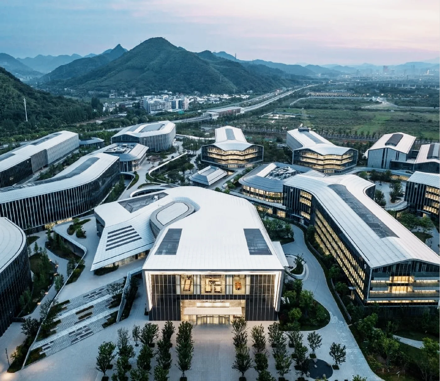墨悉科技团队与产品展示空间